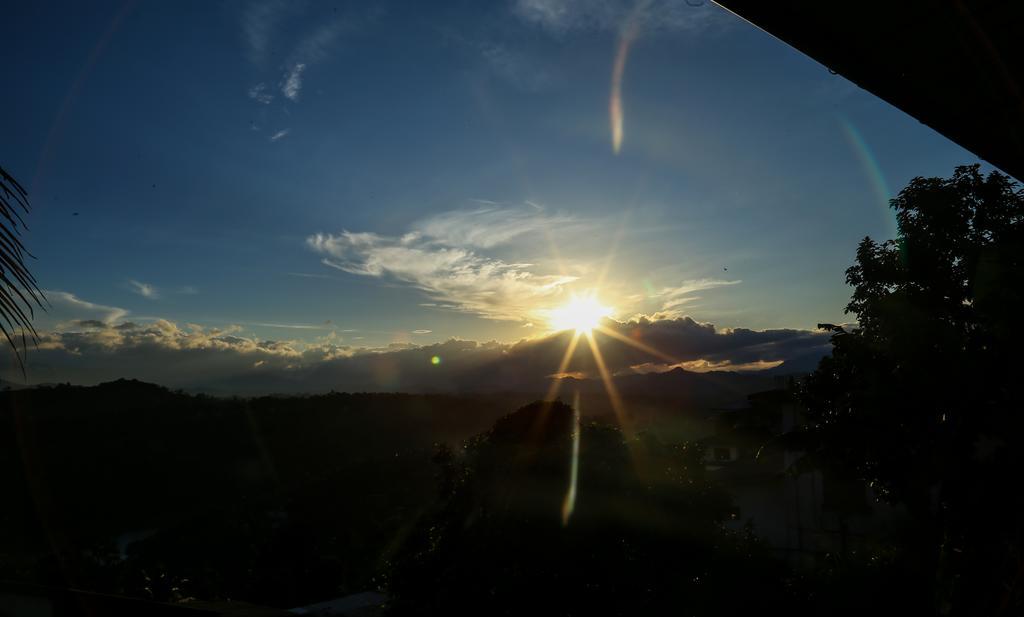 Romance Hills Hotel แคนดี้ ภายนอก รูปภาพ